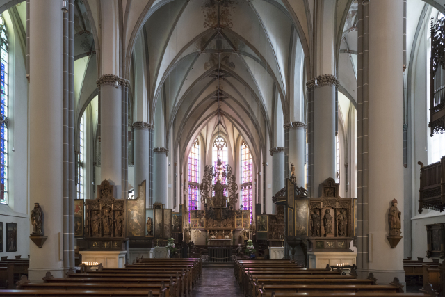 Blick in die St. Nicolai Kirche Kalkar in Richtung Chor mit Hochaltar
