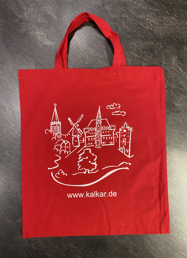 Das Foto zeigt eine rote Stofftasche mit Ansicht von Kalkar.