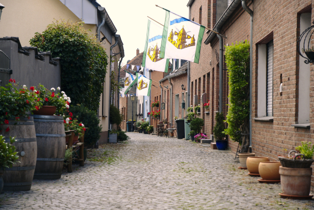 Das Foto zeigt die einen Blick in die schmale Limmerstraße im Kalkarer Stadtteil Grieth.