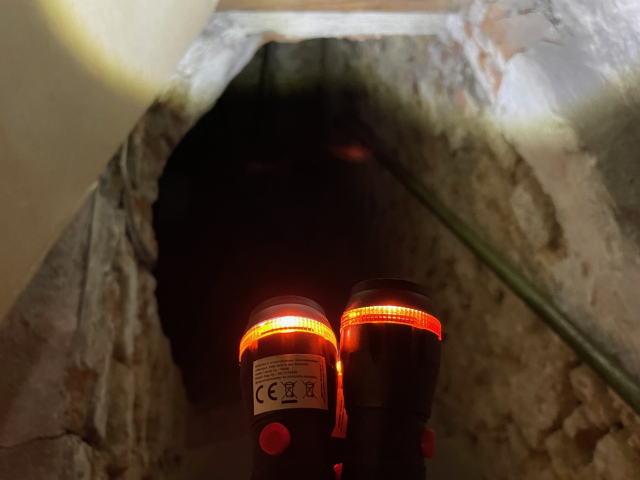 Das Foto zeigt Taschenlampen, die den Eingang zum Gewölbekeller des Städtischen Museums in Kalkar beleuchten.