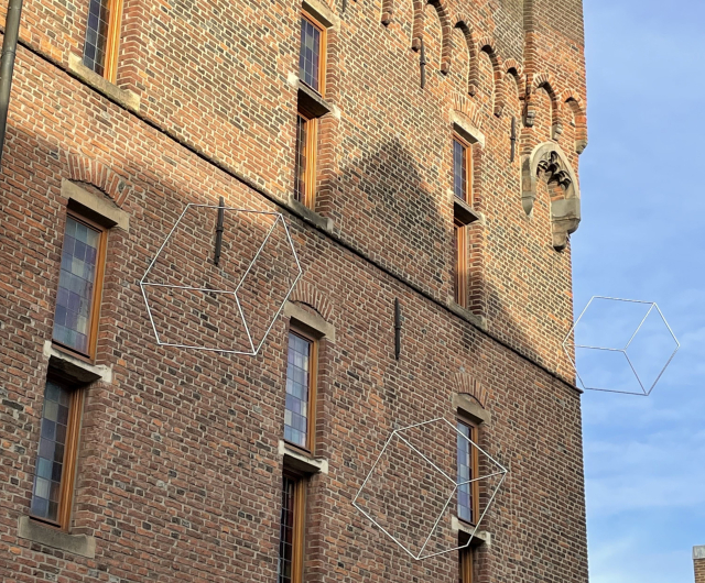 Das Foto zeigt die drei Zinswürfel am Rathaus der Stadt Kalkar.