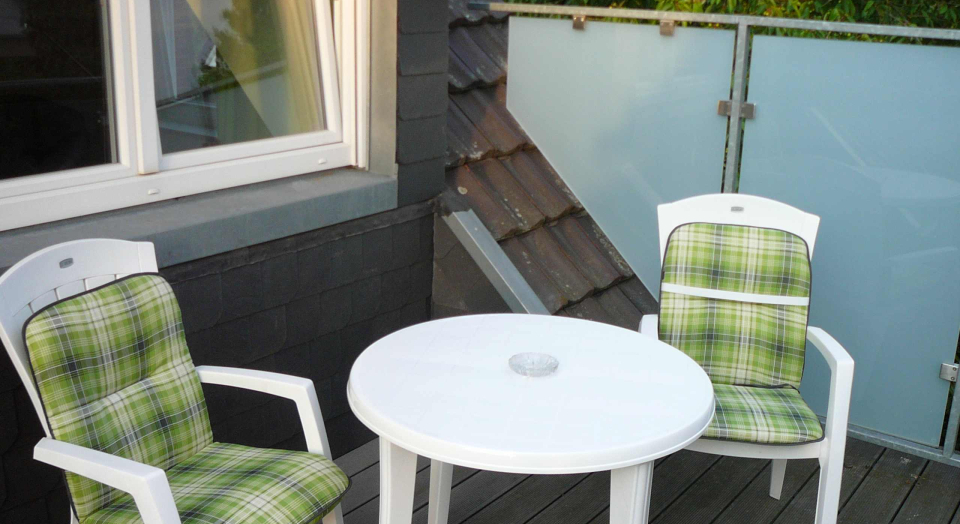 Altstadtnahe Ferienwohnung in Kalkar, Sitzecke des Balkons