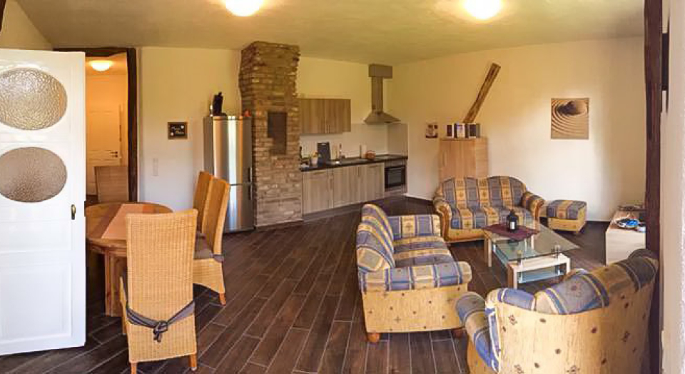 Ferienwohnung Brauer, Ansicht des Wohnzimmers und der Küche