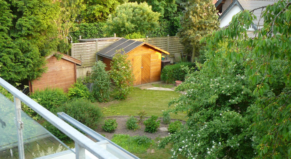 Altstadtnahe Ferienwohnung, Blick vom Balkon in den Garten