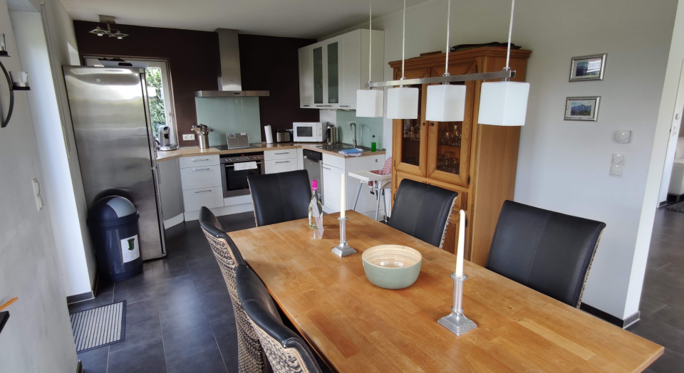 Ferienhaus Kalkar, Ansicht der Küche und des Essbereiches