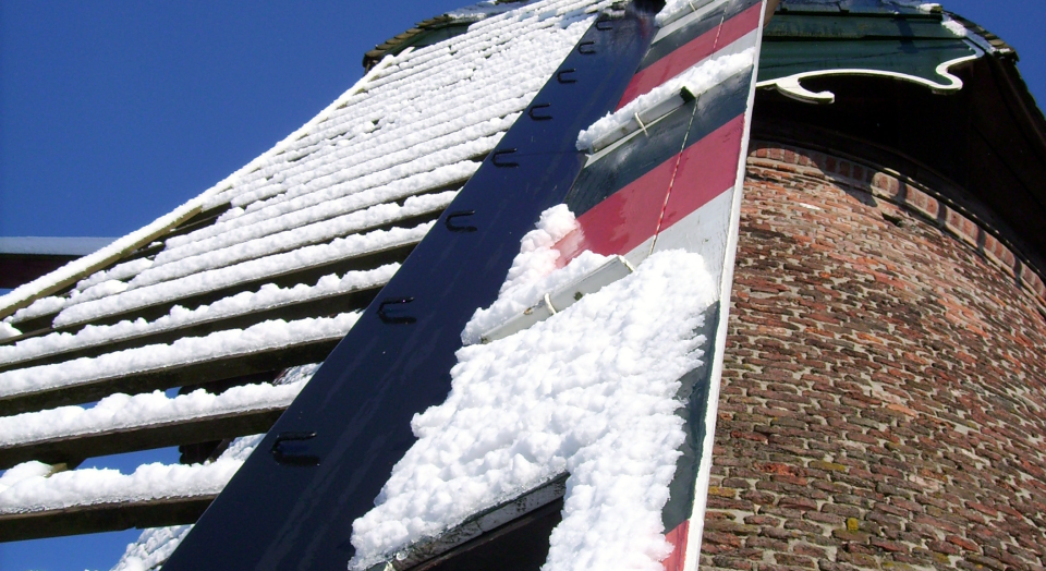 Flügel der Kalkarer Stadtwindmühle im Winter mit Schneeanhaftungen