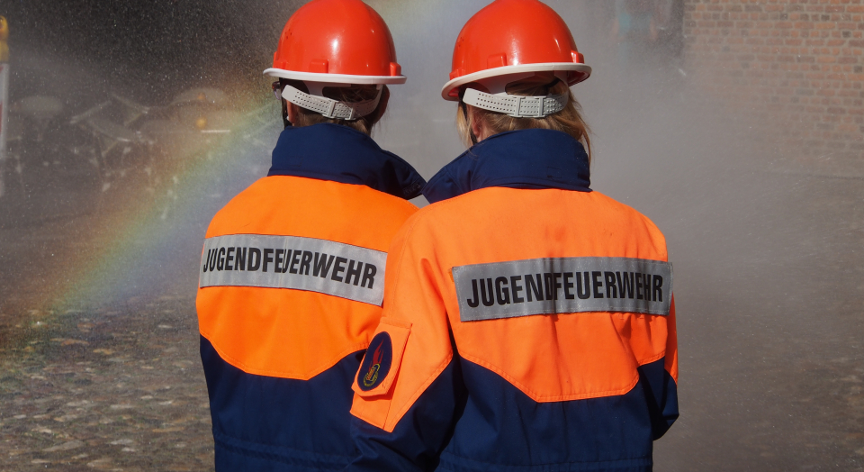 Das Bild zeigt die Jugendfeuerwehr bei einer Löschübung.