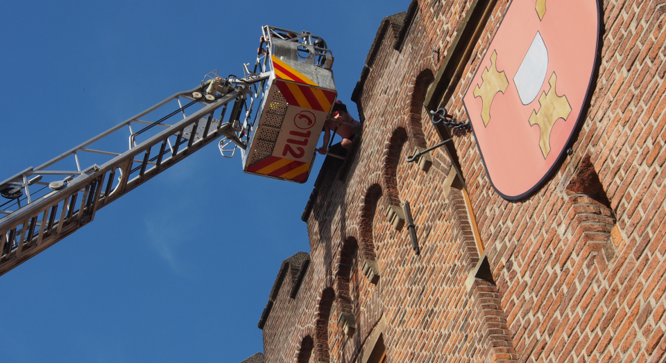 Das Bild zeigt die Feuerwehr bei einer Löschübung am Rathaus.