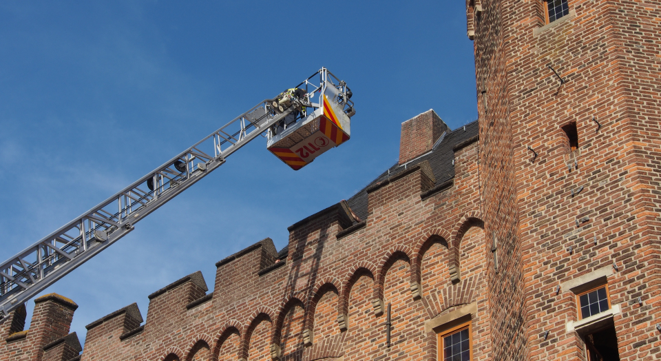 Das Bild zeigt die Feuerwehr bei einer Löschübung am Rathaus.