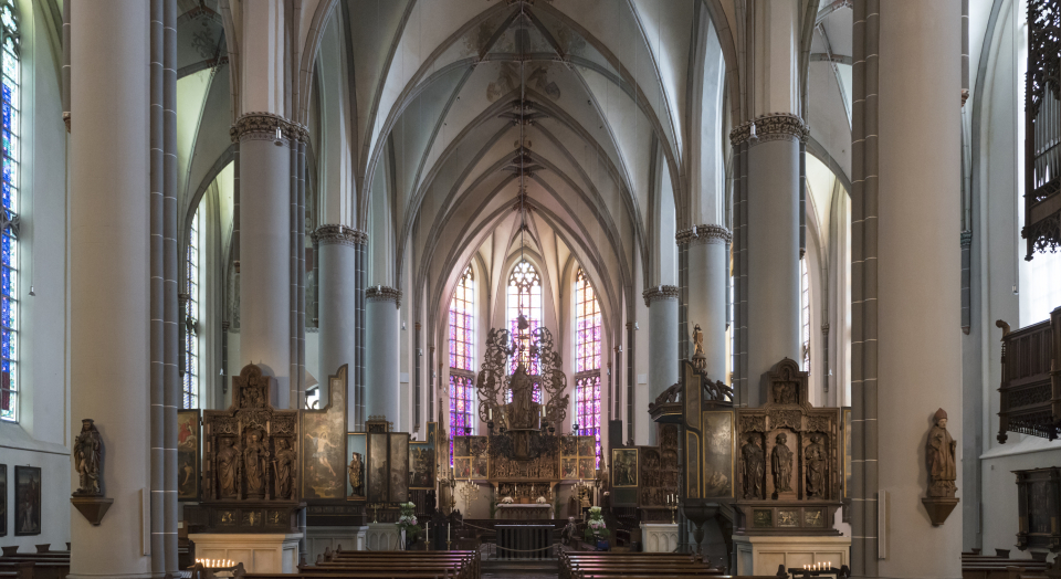 Blick in die St. Nicolai Kirche Kalkar in Richtung Chor mit Hochaltar