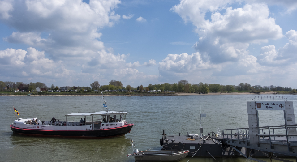 Fähre "Inseltreue" beim Anlegen am Fähranleger Grieth am Rhein