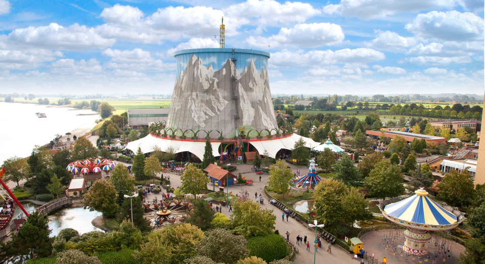 Freizeitpark Wunderland Kalkar, Blick aus der Vogelperspektive auf den Park mit verschiedenen Fahrgeschäften und Karussells