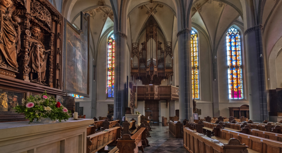 St. Nicolai Kalkar, Blick auf die Orgel und drei farbige Kirchenfenster