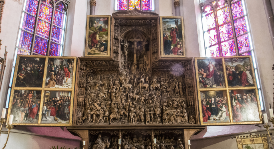 Hochaltar der St. Nicolai Kirche Kalkar mit einer Vielzahl von aus Eichenholz geschnitzten Figuren und farbig bemalten Altarflügeln