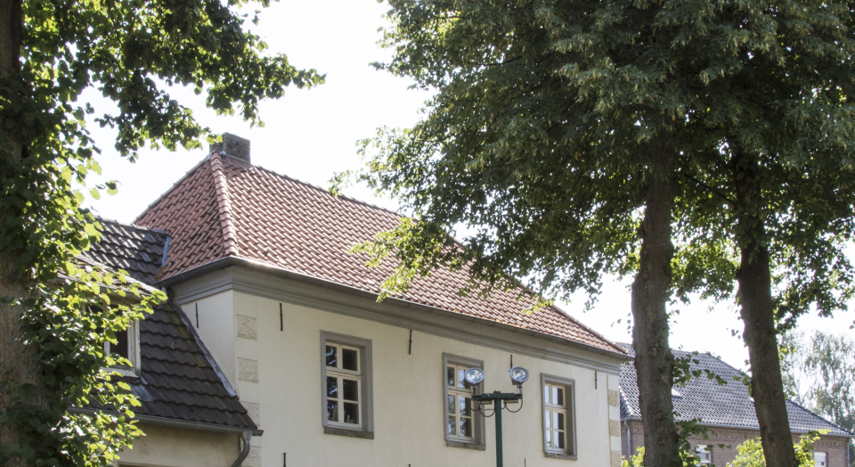 Stiftsmuseum Wissel, Blick auf die Außenfassade vom Kirchhof St. Clemens her gesehen
