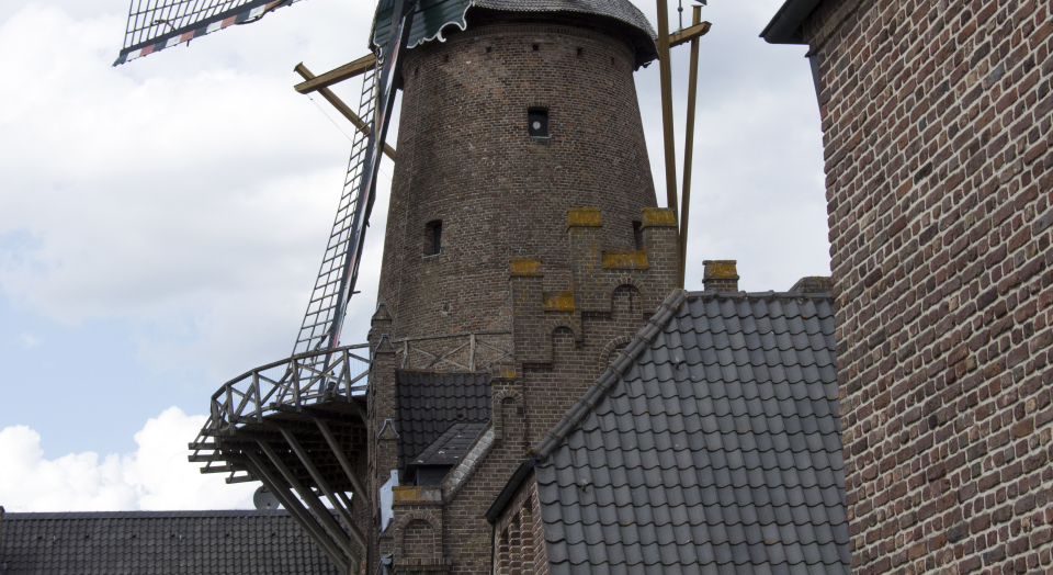 Blick auf die Kalkarer Mühle und angrenzende Gebäude aus Backstein von der Mühlenstege