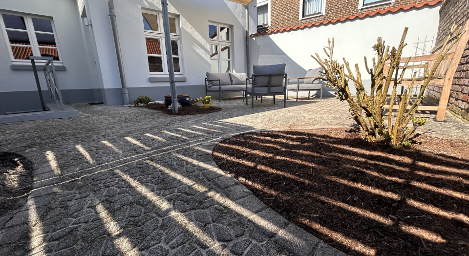 Das Foto zeigt den Innenhof in der Unterkunft "Traumhaus in klein am Niederrhein".