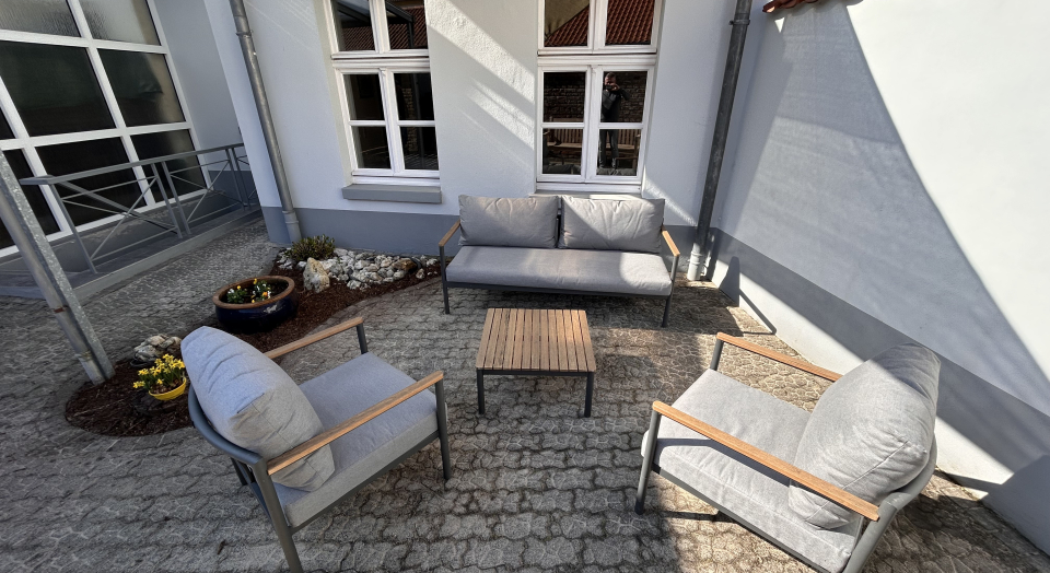 Das Foto zeigt den Innenhof der Unterkunft "Traumhaus in kleine am Niederrhein".