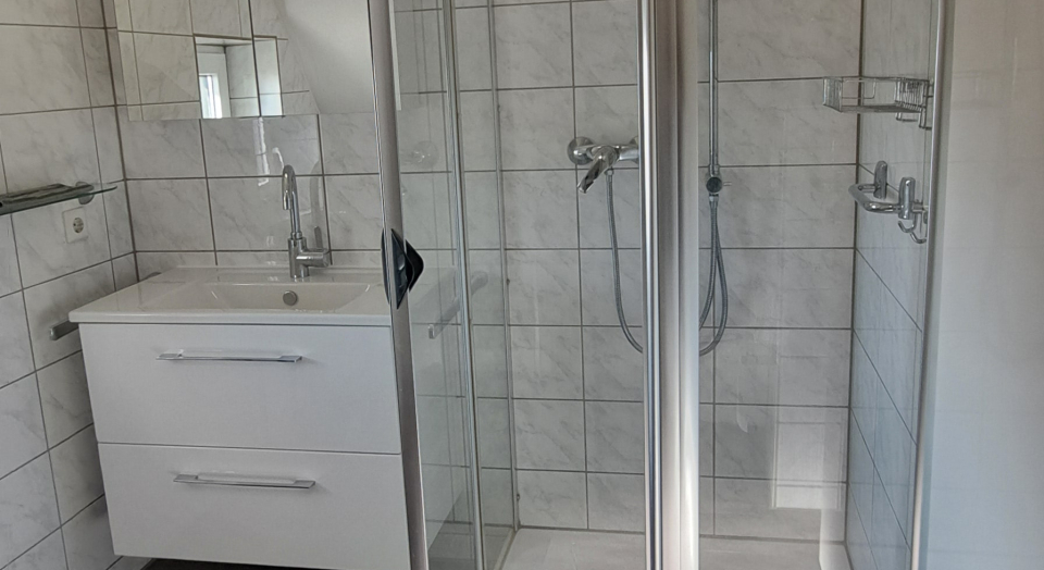Ferienhaus Maas, Bad, Blick auf die Dusche