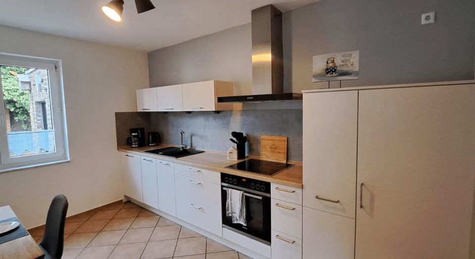 Ferienhaus Maas, Küche mit Küchenzeile, Fenster und Esstisch