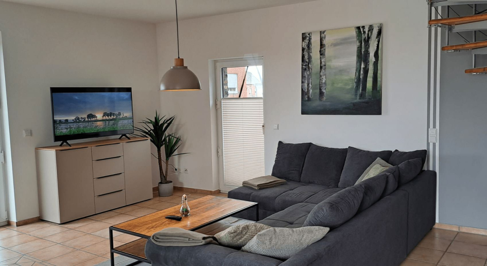 Ferienhaus Maas, Wohnzimmer mit Couch, Couchtisch, Fernseher