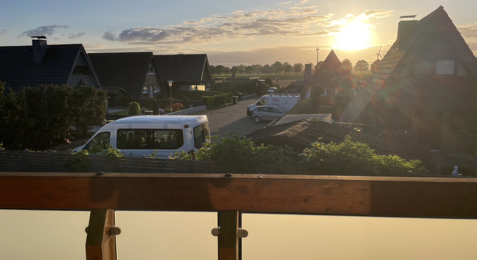 Ferienwohnung Am Pappelwäldchen, Ausblick vom Balkon auf andere Häuser der Siedlung