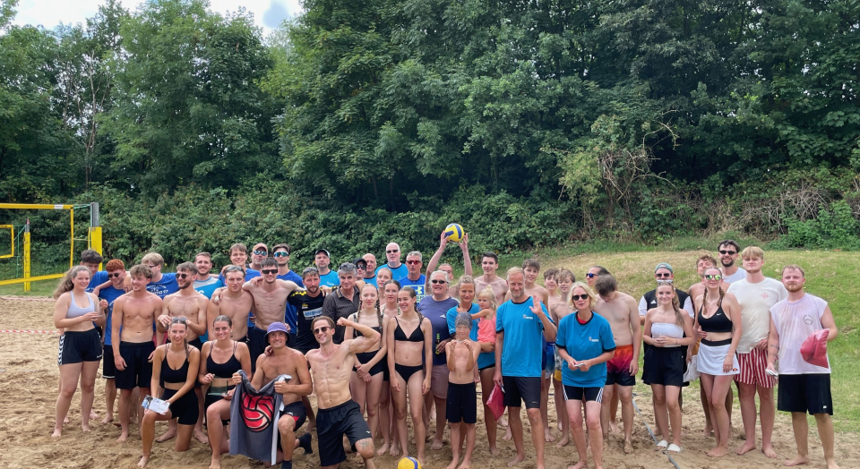 Das Foto zeigt die Teilnehmer des Volleyballturniers am Wisseler See.