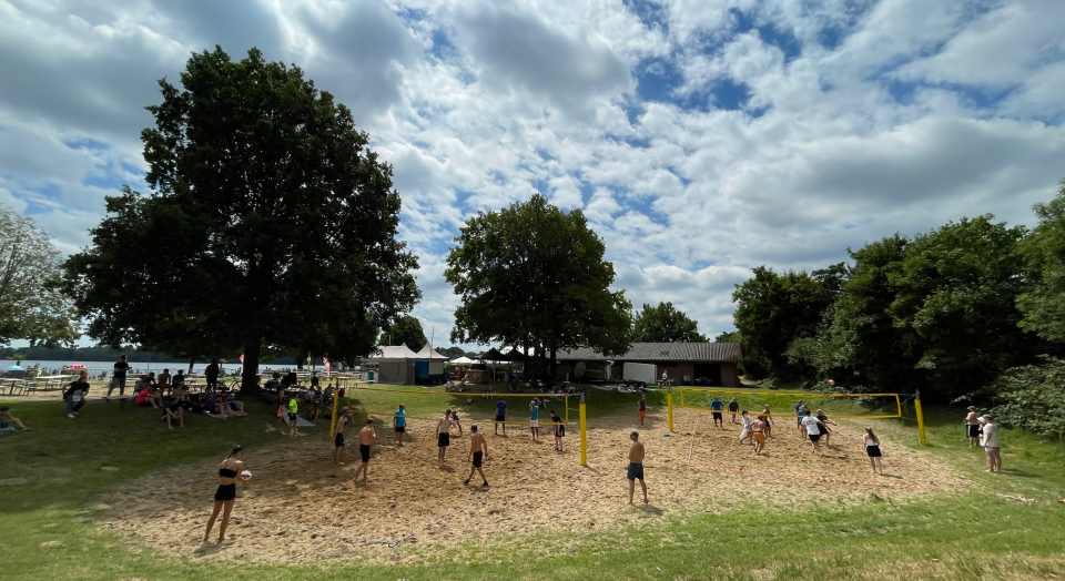 Das Foto zeigt einen Ausschnitt des Volleyballturniers am Wisseler See.