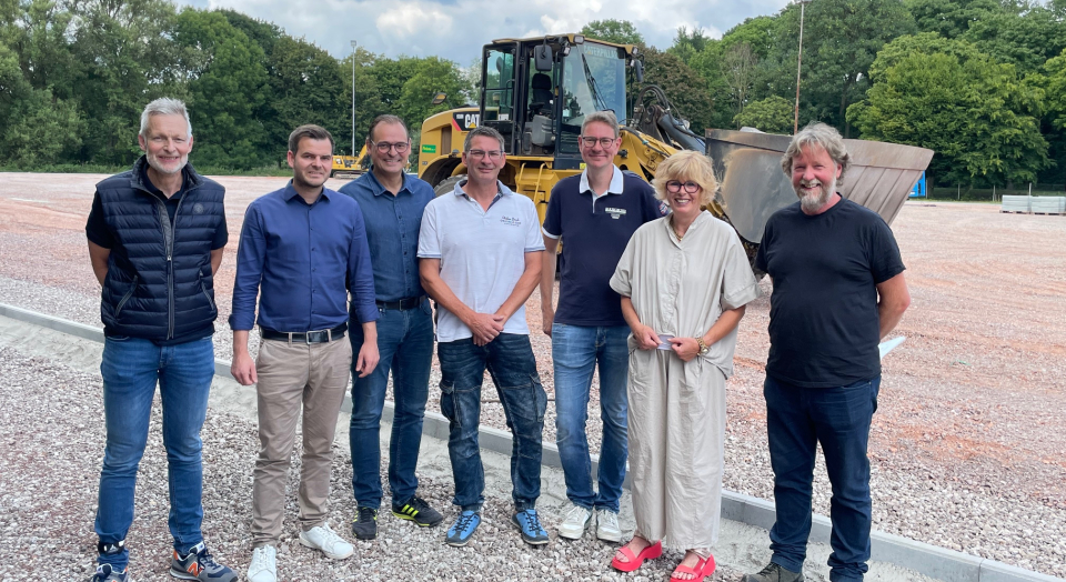 Das Foto zeigt v.l.n.r: Herr Frank Sundermann (Fachbereichsleiter Stadt Kalkar), Herr Christoph Dames (Fachdienstleiter Stadt Kalkar), Herr Sven Wolff, Herr Thorsten Schleuter, Herr Alexander Kannenberg (DJK Appeldorn), Dr. Britta Schulz (Bürgermeisterin Stadt Kalkar), Herr Markus van Aken (Planungsbüro Geo 3).