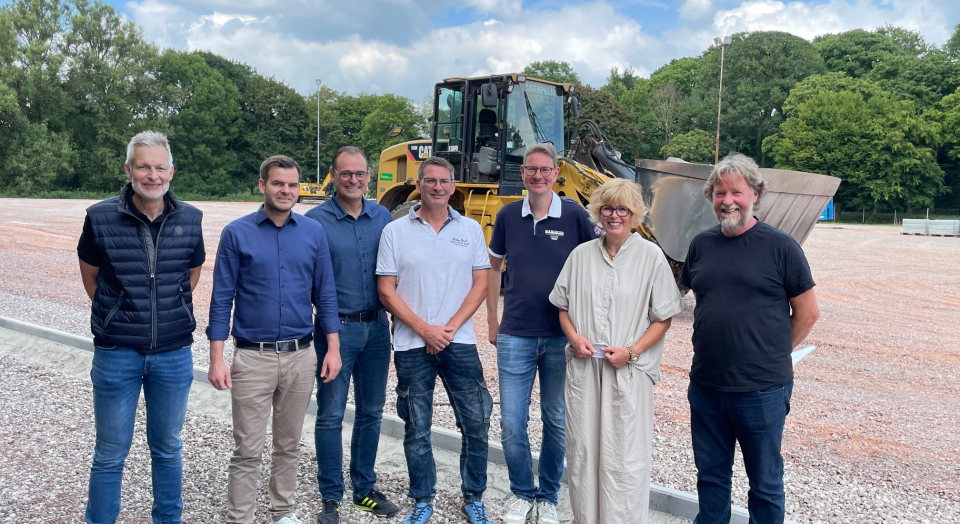 Das Foto zeigt v.l.n.r: Herr Frank Sundermann (Fachbereichsleiter Stadt Kalkar), Herr Christoph Dames (Fachdienstleiter Stadt Kalkar), Herr Sven Wolff, Herr Thorsten Schleuter, Herr Alexander Kannenberg (DJK Appeldorn), Dr. Britta Schulz (Bürgermeisterin Stadt Kalkar), Herr Markus van Aken (Planungsbüro Geo 3).
