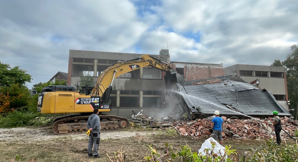 Das Foto zeigt die Abrissarbeiten der Grundschule in Kalkar.