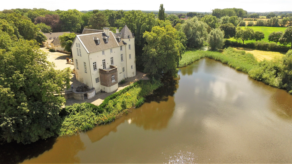 Luftaufnahme der Burg Boetzelaer mit Boetzelaerer Meer in Kalkar-Appeldorn