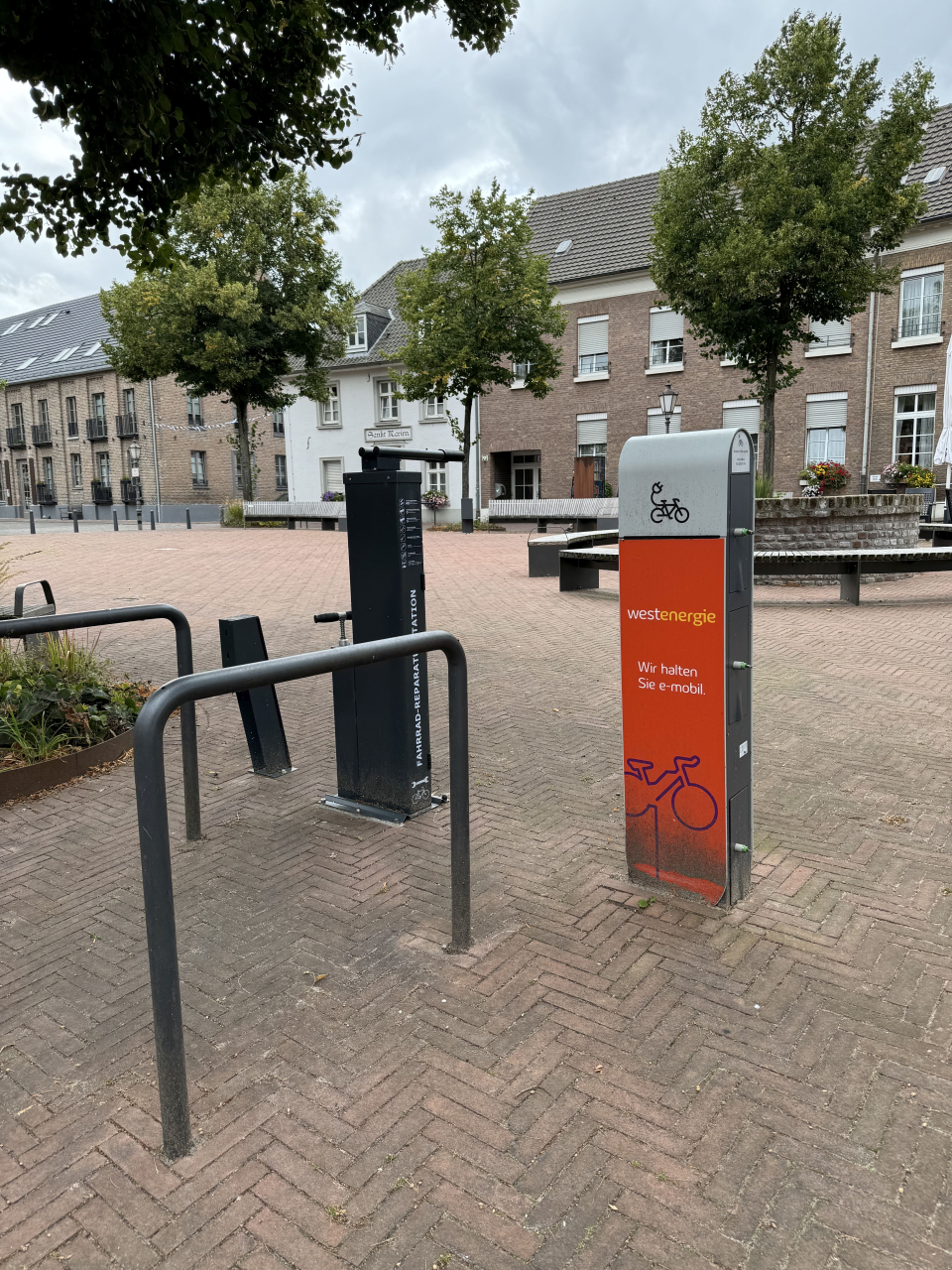 E-Bike Ladestation Grieth und Fahrradreparatur-Station E-Bike Ladestation Grieth mit kleiner Fahrradreparatur-Station mit Luftpumpe