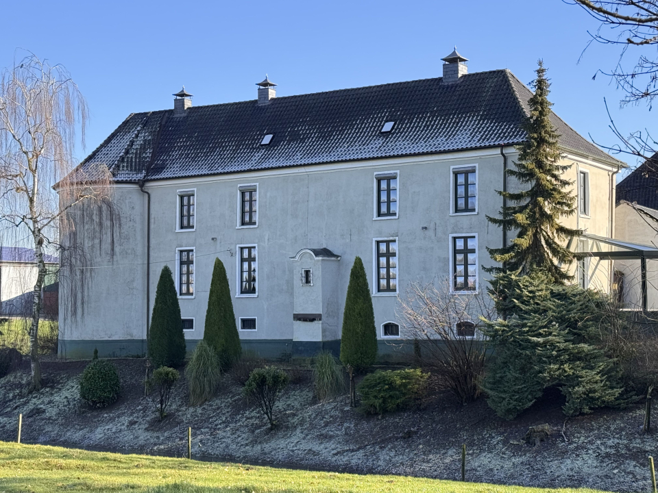 Haus Hönnepel Haus Hönnepel Blick auf die Fassade mit integriertem Rundturm an der linken Seite