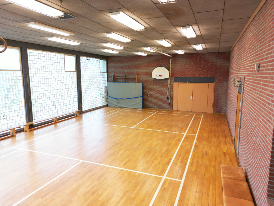 Das Bild zeigt die Sporthalle in Niedermörmter.