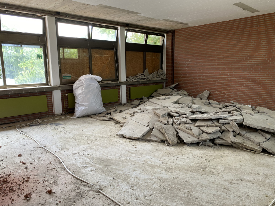 Blick in einen ehemaligen Raum der alten Kalkarer Grundschule, die derzeit abgerissen wird.