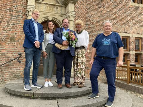 Dem Jubilar Guido Braam (Mitte) gratulierten (von links nach rechts) Stephan Paeßens (Fachdienstleiter 1.3), Isabell Paeßens (Personalrat), Bürgermeisterin Dr. Britta Schulz und Uwe Kellner (stellvertretender Fachbereichsleiter 1).