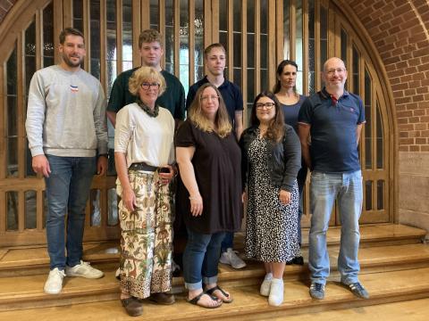 Bürgermeisterin Britta Schulz (unten links) und Martin Lindau, Personalleiter (oben links), gratulierten Meike Schubmann und Bonnie Felka (untere Reihe) sowie Leon Naß, Lukas Beyer, Jennifer König und Daniel Janssen (obere Reihe).