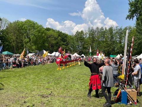 Pferde, Reiter in mittelalterlicher Rüstung und Publikum vor Beginn der Ritterspiele auf der Festwiese "Im Schwanenhorst" in Kalkar