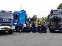 OrganisatorInnen des Charity-Events "Wunderland Kalkar on wheels" vor Trucks - für ein Pressefoto