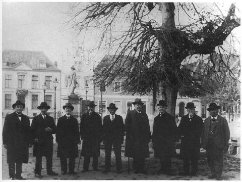 Zwei neu ernannte Ehrenbürger im Kreis von Schulkameraden, Foto von 1930 auf dem Kalkarer Marktplatz