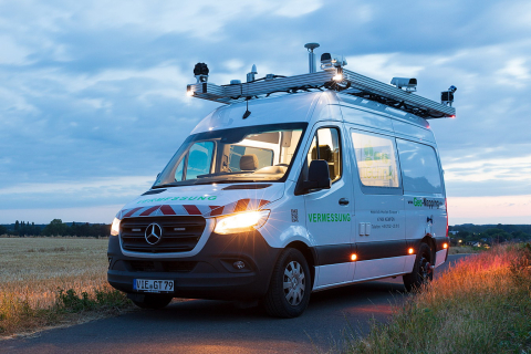Fahrzeug der Firma Geotechnik GmbH mit der Aufschrift Vermessung und www.Geo-Mapping.info 