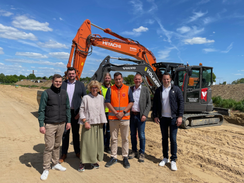 Das Foto zeigt die Bürgermeisterin der Stadt Kalkar Dr. Britta Schulz, Dr. Bruno Ketteler (Wirtschaftsförderer, seg), Andre Brüggemann (Wirtschaftsförderer, seg), Christoph Dames (stellv. Fachbereichsleiter, Stadt Kalkar), Kevin Kleintjes-Theunissen (Tiefbau, Stadt Kalkar), Harald Münzner (Pressesprecher, Stadt Kalkar), Johannes Fehlemann (Geschäftsführer, Völkers Bau GmbH), Ingo Jansen (Bauleitung, Kottowski Ingenieurgesellschaft mbH