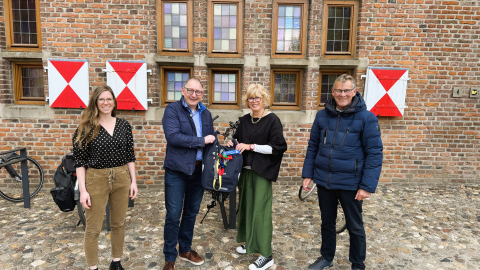 Übergabe der Staffeltasche mit Reeser Präsenten von Sebastian Hense, Bürgermeister der Stadt Rees an die Kalkarer Bürgermeisterin Dr. Britta Schulz vor dem Rathaus in Kalkar. Mit auf dem Foto: Georg Messing. Fahrradbeauftragter der Stadt Rees und die Kalkarer Klimaschutzmanagerin Sabrina Meisen.