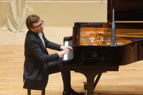 Foto des Pianisten Edwin Szwajkowski am Klavier