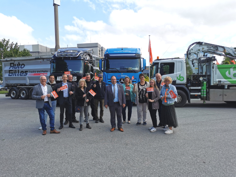 Gruppe von Organisatoren der Veranstaltung Wunderland Kalkar on wheels vor mehreren LKW
