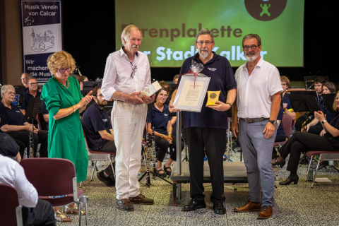 Stephan Weber nach der Verleihung der Ehrenplakette der Stadt Kalkar in PZ des Schulzentrums, eingerahmt von Bürgermeisterin Dr. Britta Schulz, Heino Sander und Günter Pageler