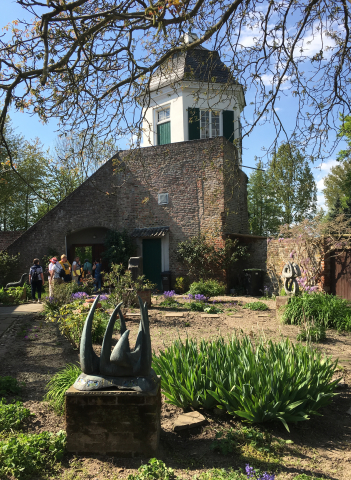 Foto vom Garten des Hauses Sabisch in Kalkar mit dem Taubenturm im Hintergrund