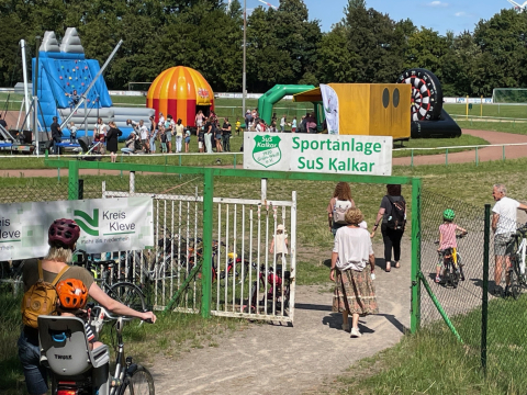 Verschiedene Sport- und Spielangebote auf dem Kalkarer Sportplatz im Rahmen der Veranstaltung "Spielen ohne Grenzen"