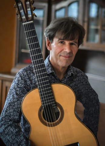 Gitarrist Norbert van Os mit Gitarre